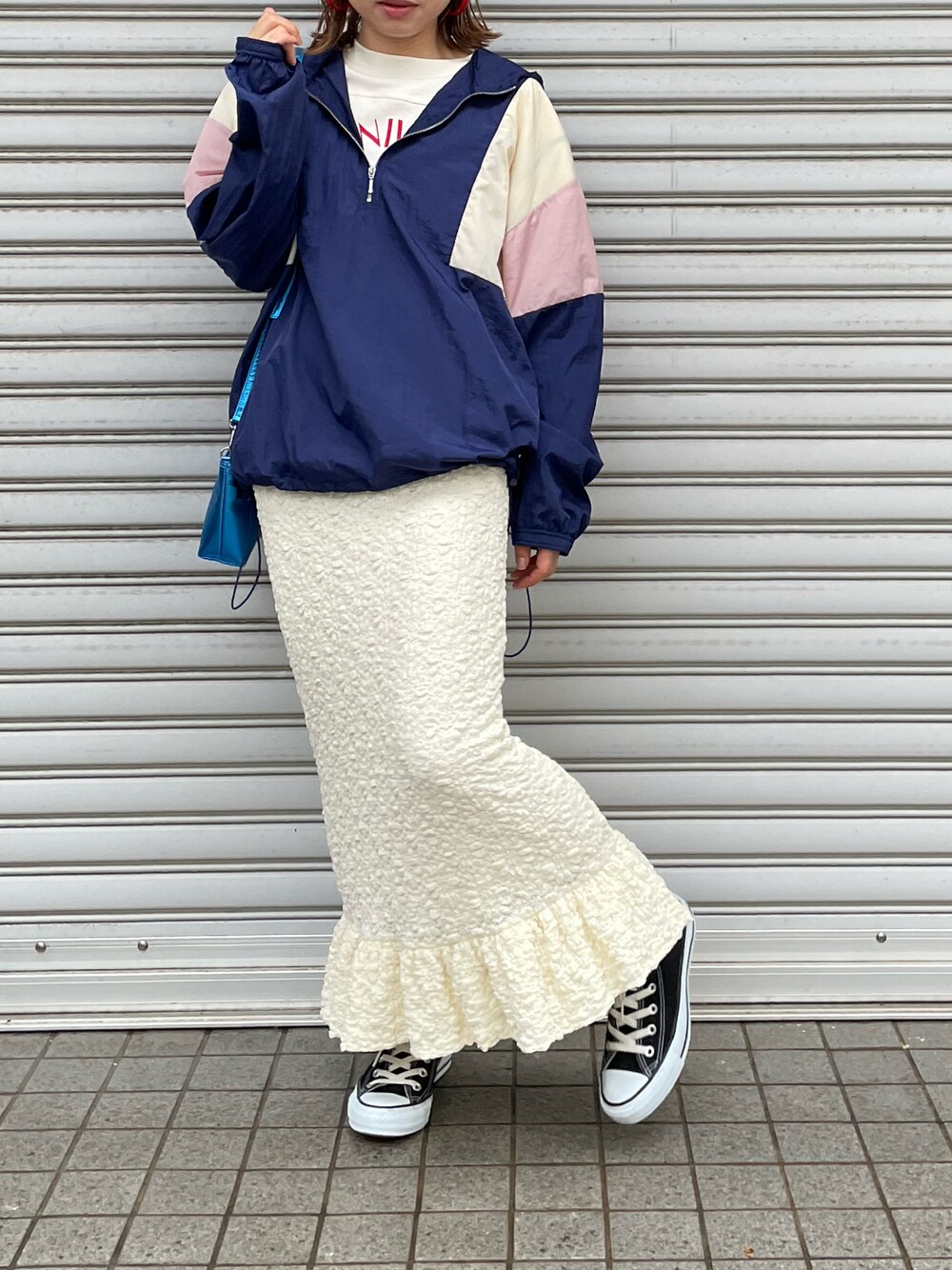 「初夏コーデ、休日スタイル、アノラックパーカー、レーススカート、配色、カジュアルコーデ、mi via loca、mivialoca、低身長、ストリート、ペプラムスカート、ハーフジップ、マーメイドスカート」｜「mi via locaの配色ナイロンアノラックパーカー（ナイロンジャケット、ブルー系）」を使った、cocoさん（レディース・154cm）の夏コーディネートの1枚目の写真