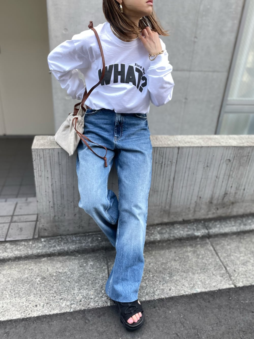 「ロンT、ロゴT、シンプルコーデ、カジュアル、休日スタイル、春夏コーデ、NIKE AIR MAX KOKO、mi via loca、mivialoca」｜「mi via locaのGILDAN 発泡プリント WHAT?ロゴロンT【PT NO. MVL036 ※2A】（Tシャツ/カットソー、ホワイト系）」を使った、cocoさん（レディース・154cm）の春コーディネートの1枚目の写真