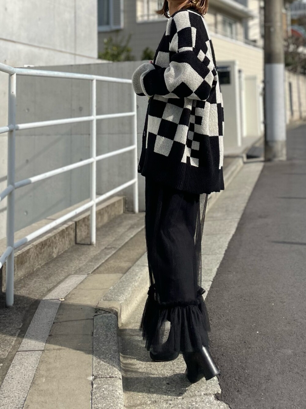 「カーディガン、ニット、チェック、カジュアル、カジュアルコーデ、ブロックチェック、モノトーン、mivialoca、mi via loca、休日スタイル、レイヤードスタイル、プチプラ、チュール、チュールワンピ、ワンピース」｜「mi via locaのチェック柄Vネックカーディガン（カーディガン/ボレロ、ブラック系）」を使った、cocoさん（レディース・154cm）の冬コーディネートの1枚目の写真