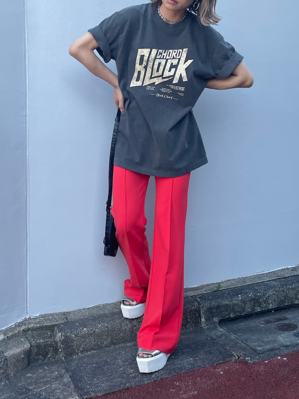 ブラック系のTシャツ/カットソー、オレンジ系のその他パンツを着用したレディースの夏コーディネートの1枚目の写真