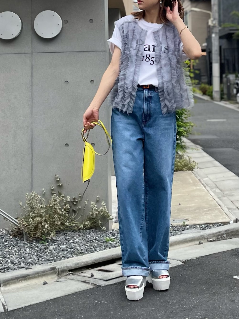 「春夏コーデ、夏コーデ、カジュアル、シアートップス、フリルベスト、ベスト、レイヤードスタイル、mivialoca、休日スタイル、チュール、チュールトップス、ロゴT、FRUIT OF THE LOOM、韓国ファッション、フリル」｜「mi via locaのシアーチュール フリルベスト（ベスト、グレー系）」を使った、cocoさん（レディース・154cm）の春コーディネートの1枚目の写真