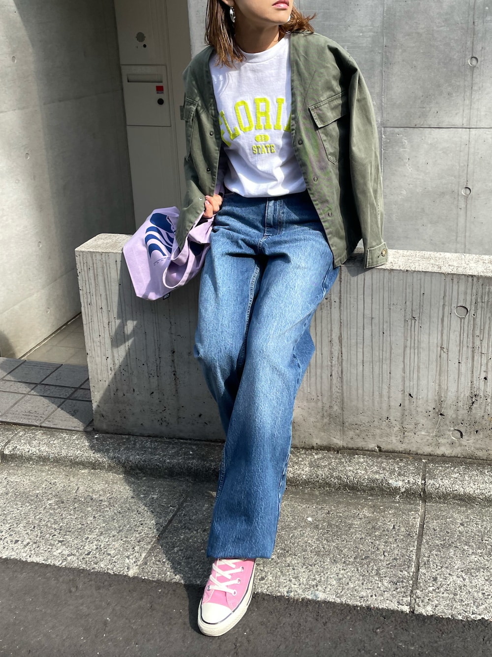 「ロンT、トートバッグ、エコバッグ、カジュアル、休日スタイル、Gildan、mi via loca、mivialoca、大人カジュアル、レイヤードスタイル」｜「mi via locaのGILDAN 発泡プリントFLORIDAカレッジロゴロンT 【PT NO. MVL025 ※2A】（Tシャツ/カットソー、ホワイト系）」を使った、cocoさん（レディース・154cm）の春コーディネートの1枚目の写真