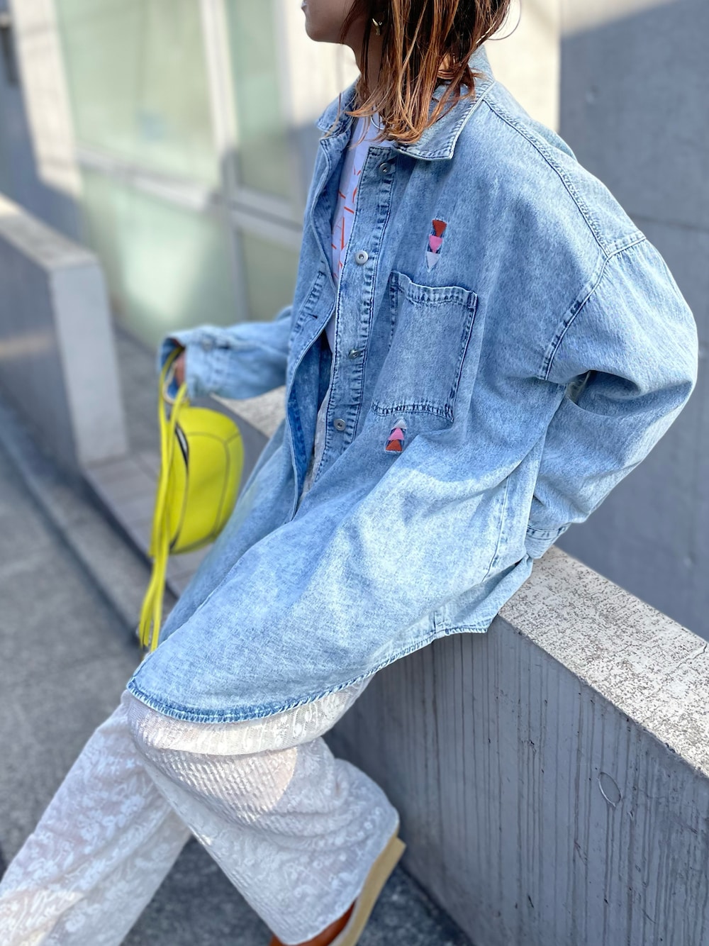 「春色、淡色コーデ、デニム、春コーデ、大人カジュアル、休日スタイル、レース、レースパンツ、イージーパンツ、mivialoca、レイヤードスタイル、ロゴT、ビッグシルエット、デニムシャツ、mi via loca」｜「mi via locaの刺繍入りビッグデニムシャツ（シャツ/ブラウス、ブルー系）」を使った、cocoさん（レディース・154cm）の春コーディネートの1枚目の写真