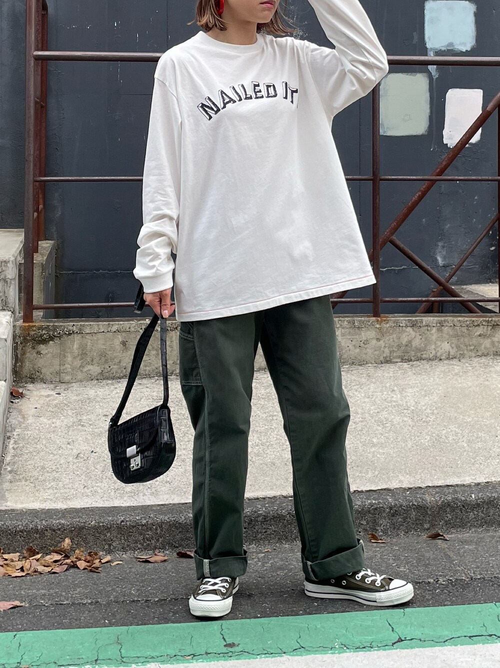 ホワイト系のTシャツ/カットソー、グリーン系のスニーカーを着用したレディースの春コーディネートの1枚目の写真