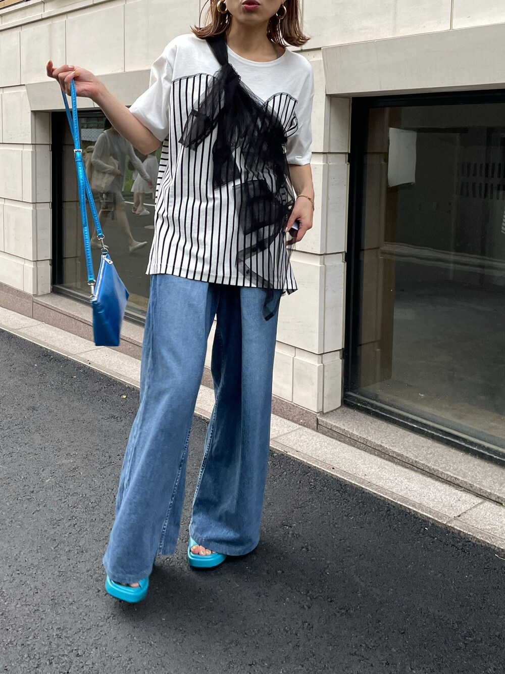 ホワイト系のTシャツ/カットソー、ブラック系のシャツ/ブラウスを着用したレディースの夏コーディネートの1枚目の写真