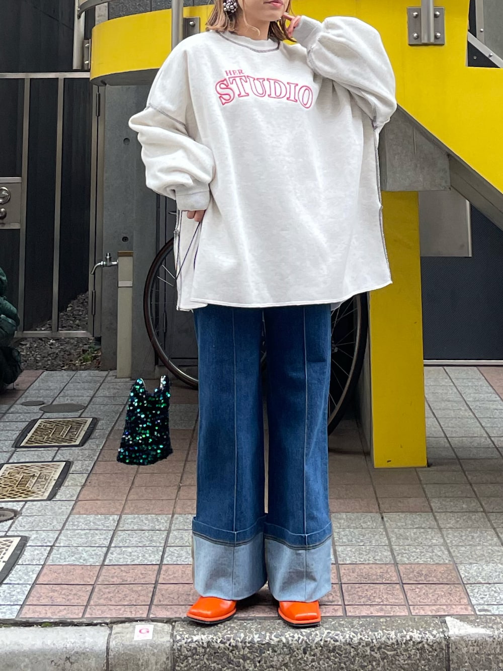 ベージュ系のスウェットを着用したレディースの冬コーディネートの1枚目の写真