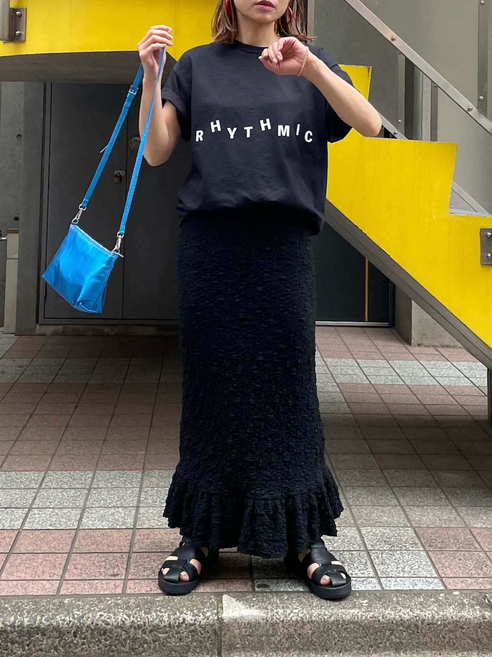 ブラック系のTシャツ/カットソー、ブラック系のスカートを着用したレディースの夏コーディネートの1枚目の写真