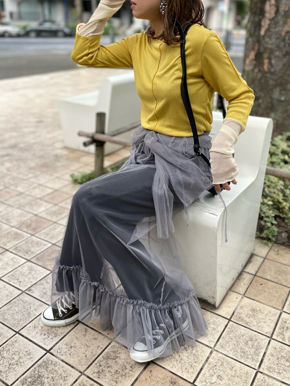 イエロー系のTシャツ/カットソー、グレー系のワンピース、ブラック系のデニムパンツを着用したレディースの秋コーディネートの1枚目の写真