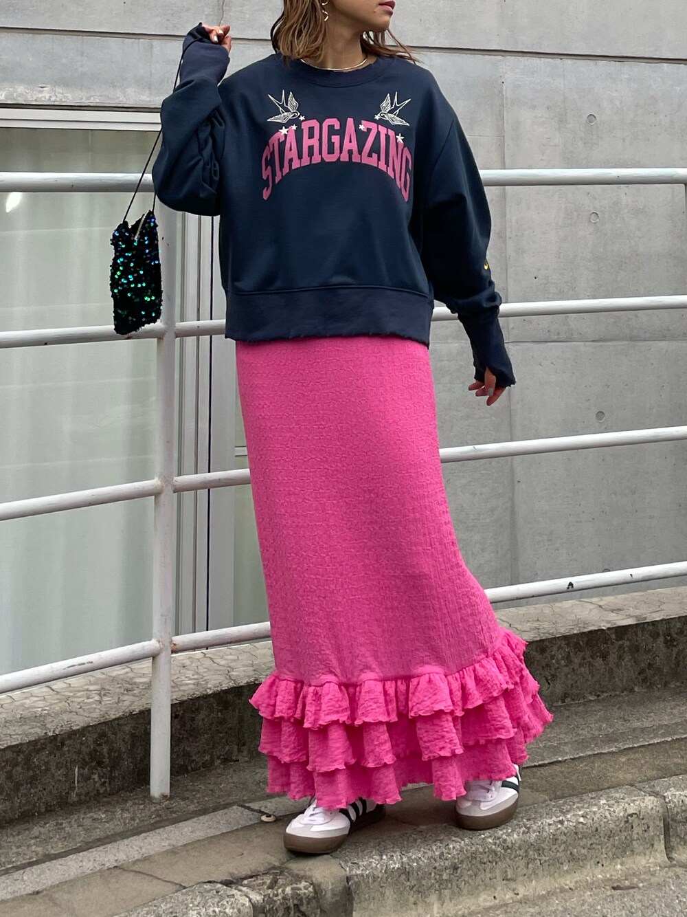 「春コーデ、春色、スウェット、春服みてみて、カジュアルコーデ、カジュアル、休日スタイル、mivialoca、mi via loca、ロゴスウェット、スニーカーコーデ、ピンクコーデ」｜「mi via locaのVintageライク ダメージ加工 刺繍×ロゴプリント裏毛スウェット（スウェット、ブルー系）」を使った、cocoさん（レディース・154cm）の春コーディネートの1枚目の写真