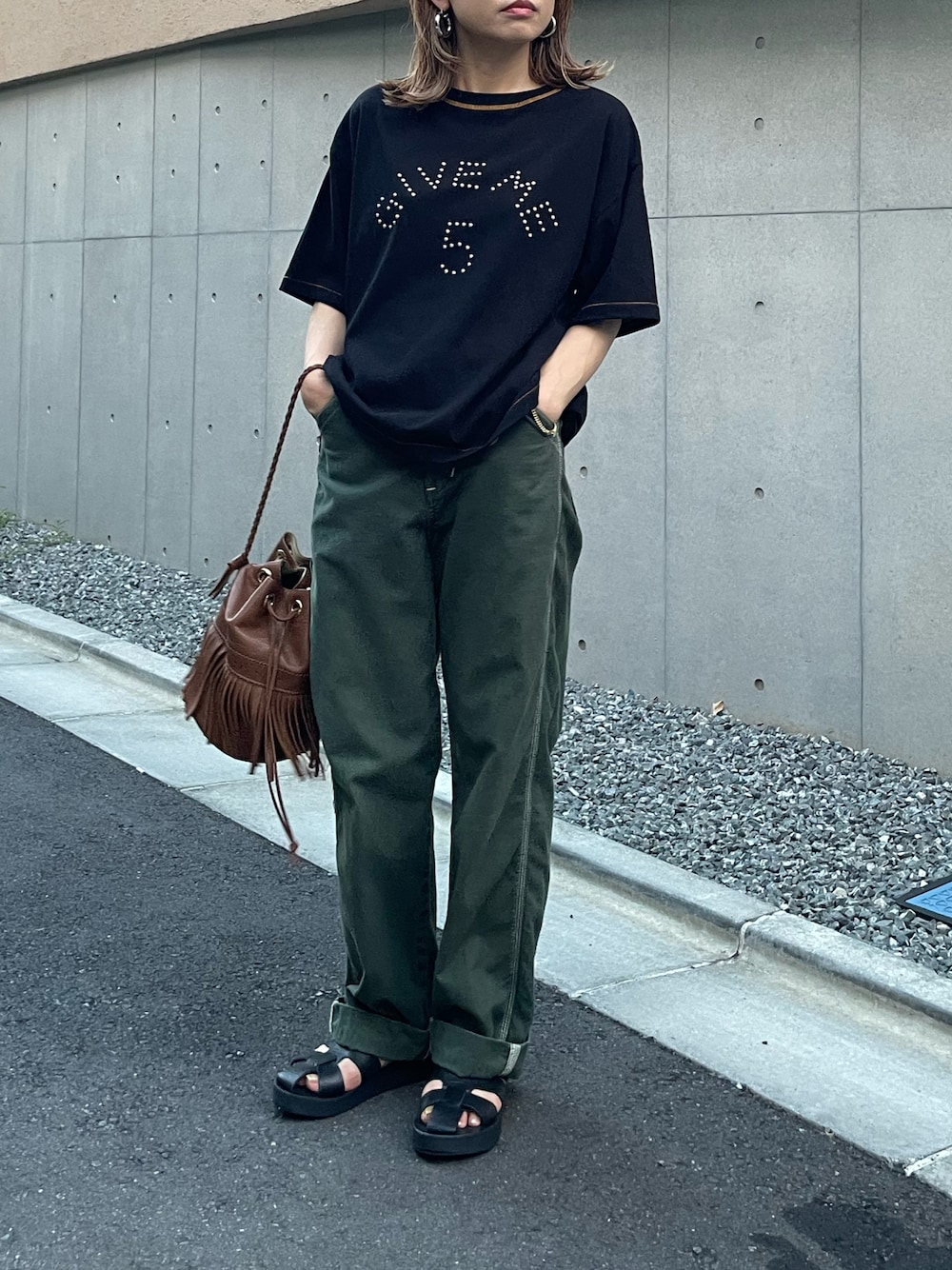 ブラック系のTシャツ/カットソーを着用したレディースの夏コーディネートの1枚目の写真