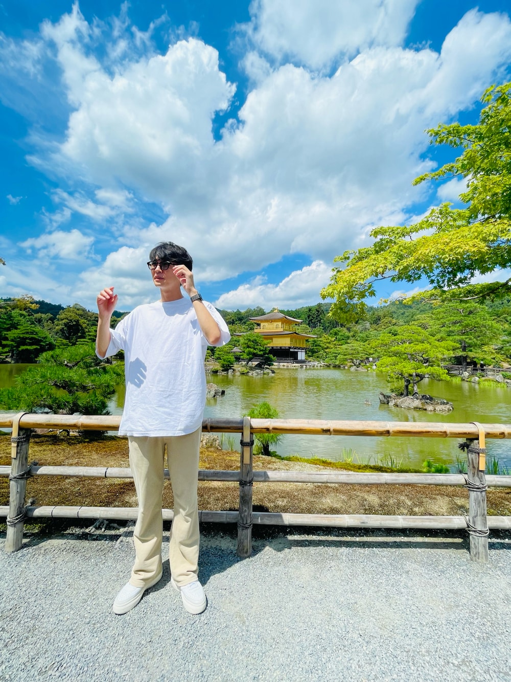 「シンプル、おしゃれさんと繋がりたい、休日コーデ、着回しコーデ、白Tシャツ、サングラス、金閣寺」｜「PRO CLUB の【PRO CLUB】5.8oz コンフォートTシャツ スタンタードシルエット T0102（Tシャツ/カットソー、ホワイト系）」を使った、manavin07さん（メンズ・183cm）の秋コーディネートの1枚目の写真