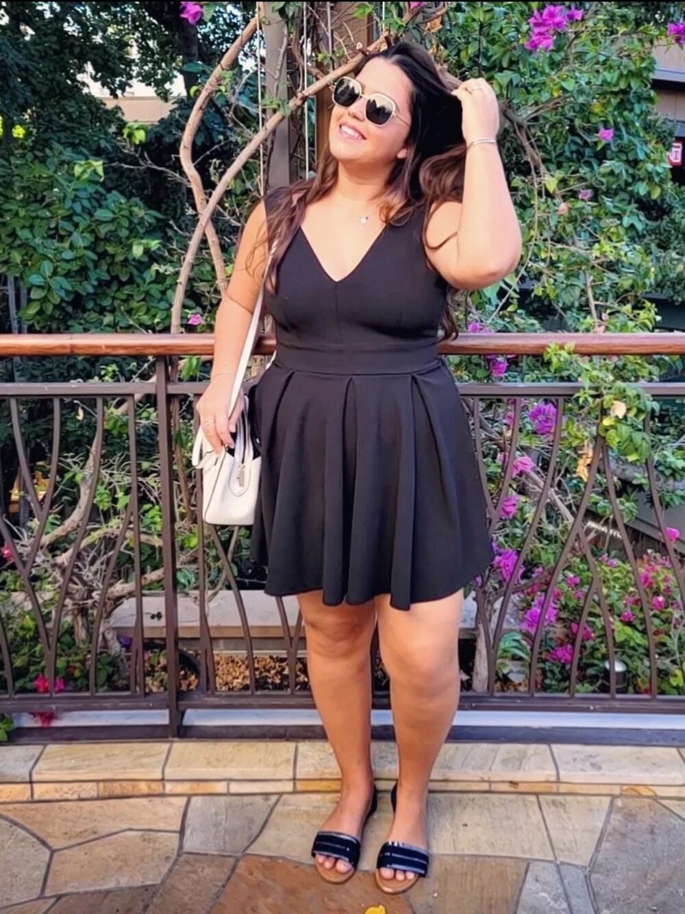 「summer、hawaii、black、girl、pandora、Sunglasses、casual、outfit、outdoor、flower、RAYBAN、tiffany&co、dress、Kate Spade」｜「Rossのアイテム（ワンピース、ブラック系）」を使った、Renataさん（レディース・165cm）の秋コーディネートの1枚目の写真