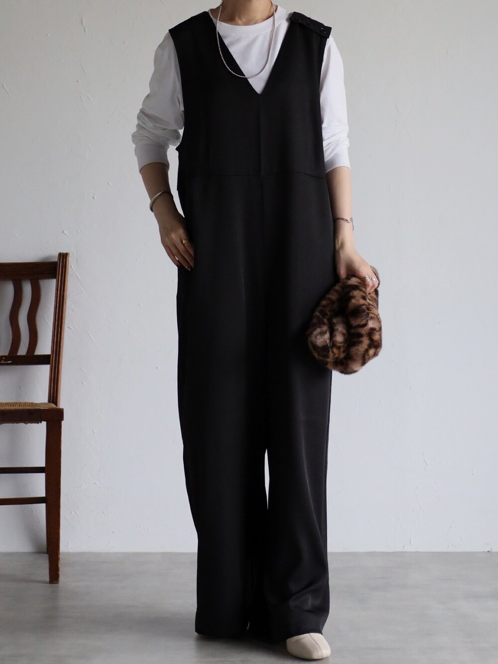 「EASEBLUE、ビッグシルエット、大人カジュアル、秋服準備はじめました、ブラック、サロペット、ブーツ、韓国ファッション、ロンT、オールインワン、きれいめカジュアル、ママコーデ」｜「EASEBLUEのオールインワンサロペットパンツ（サロペット/オーバーオール、ブラック系）」を使った、easeblueさん（レディース・158cm）の秋コーディネートの1枚目の写真