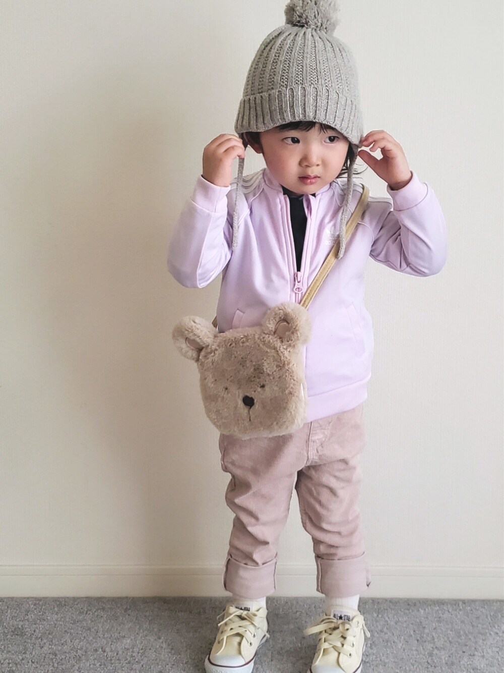 「春コーデ、2歳、女の子、古着MIX、キッズコーデ、淡色コーデ、カジュアルコーデ、adidas、ジャージ、ニット帽、converse、スニーカーコーデ、ほめられ本命コーデ、おしゃれさんと繋がりたい」｜「ZARA KIDSのアイテム（ニットキャップ/ビーニー、グレー系）」を使った、𝑀𝐴𝑁𝑂𝐴さん（キッズ・90cm）の冬コーディネートの1枚目の写真