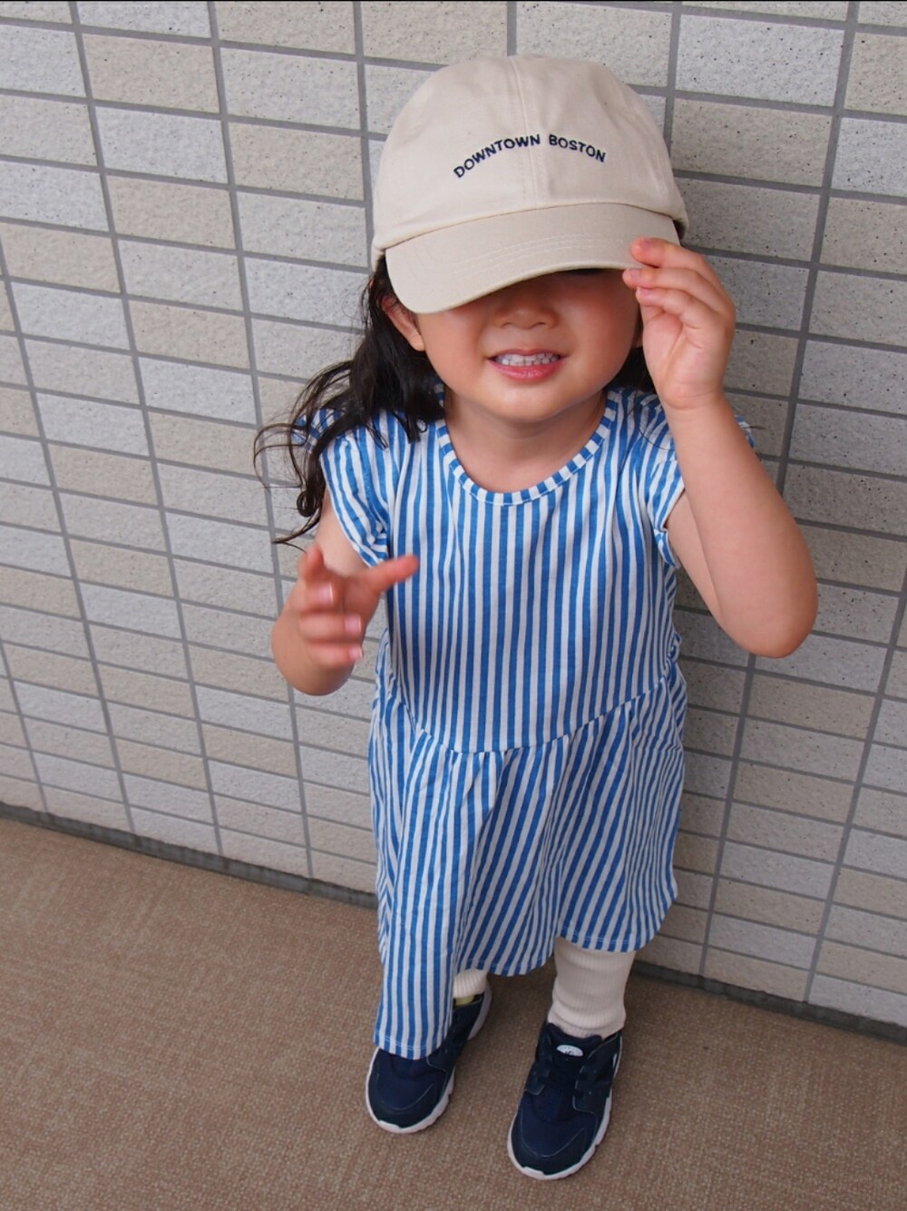 「夏コーデ、2歳、女の子、キャップ、カジュアルコーデ、キッズファッション、ワンピース、レイヤードスタイル、NIKE、ハラチ」｜「ZARAのアイテム（キャップ、ベージュ系）」を使った、𝑀𝐴𝑁𝑂𝐴さん（キッズ・90cm）の春コーディネートの1枚目の写真