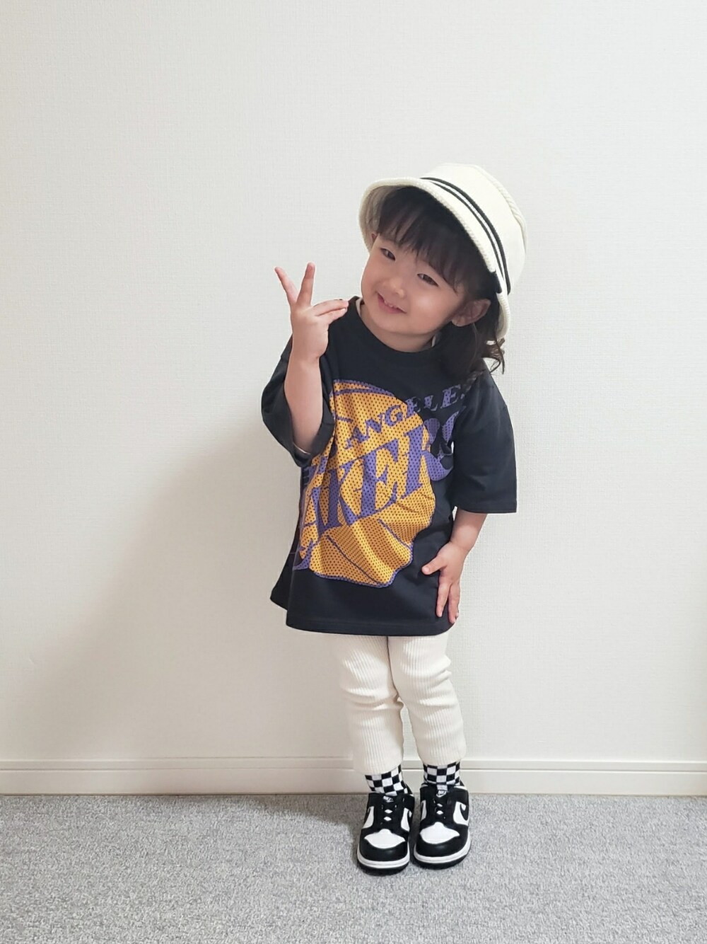 「春服デビュー宣言、春コーデ、2歳、女の子、バケットハット、キッズコーデ、カジュアルコーデ、ストリート、NIKE、ゆるコーデ」｜「petit mainのコットンニットバケットハット（ハット、ホワイト系）」を使った、𝑀𝐴𝑁𝑂𝐴さん（キッズ・90cm）の春コーディネートの1枚目の写真
