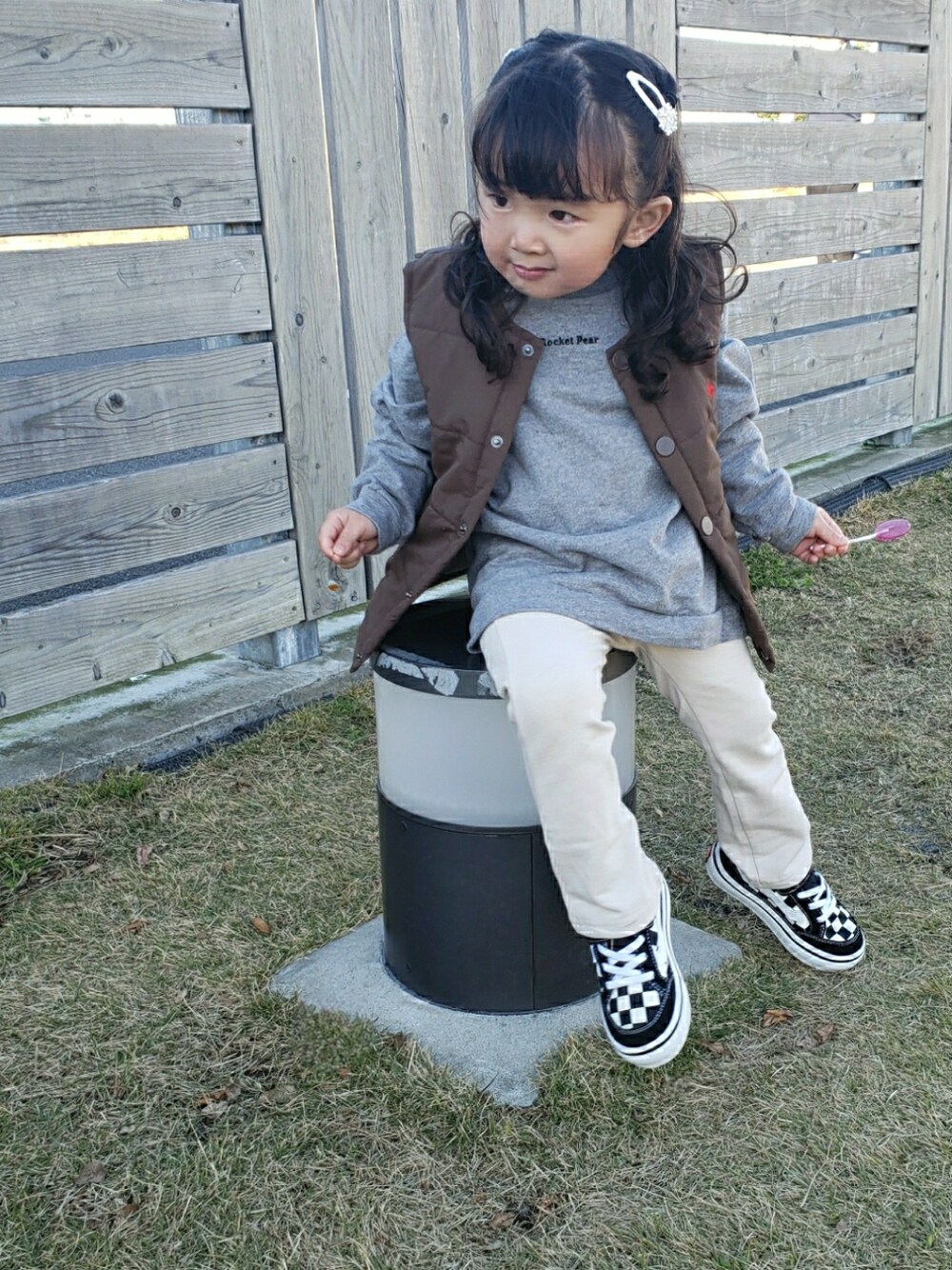 「秋冬コーデ、2歳、女の子、キッズコーデ、キッズファッション、パンツスタイル、フレアパンツ、シンプル、シンプルコーデ、カジュアル、スウェット、ベスト、スニーカー、VANS」｜「POLO RALPH LAURENのアイテム（ベスト、ブラウン系）」を使った、𝑀𝐴𝑁𝑂𝐴さん（キッズ・90cm）の冬コーディネートの1枚目の写真