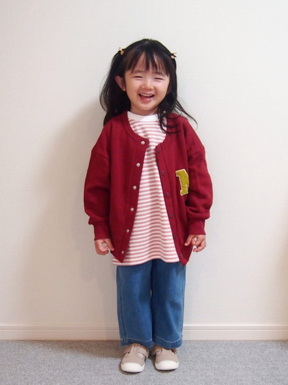 「春服コーデ、春のおしゃ見えテクニック、春服みてみて、おでかけコーデ、レイヤードスタイル、カジュアルコーデ、カーディガン、デニム」｜「Roraのエハート ハート ミニクリップ 2個セット（バレッタ/ヘアクリップ、ゴールド系）」を使った、𝑀𝐴𝑁𝑂𝐴さん（キッズ・90cm）の春コーディネートの1枚目の写真
