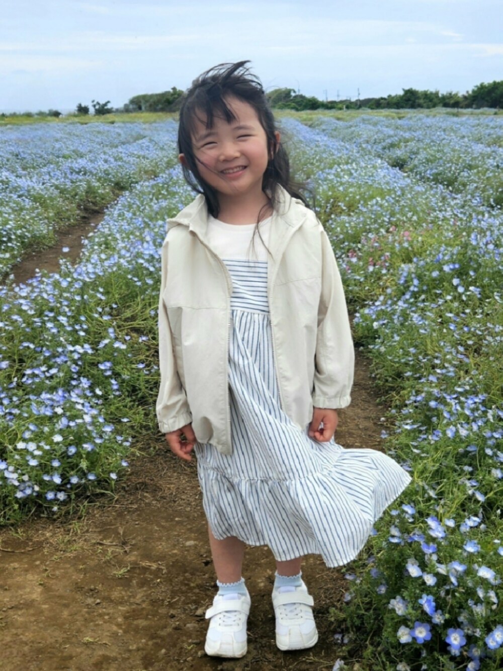 「春夏コーデ、シンプルコーデ、キッズファッション、淡色コーデ、ワンピース、お出かけコーデ、パステルカラー、ストライプ、UNIQLO」｜「UNIQLOのアイテム（マウンテンパーカー、ホワイト系）」を使った、𝑀𝐴𝑁𝑂𝐴さん（キッズ・90cm）の春コーディネートの1枚目の写真