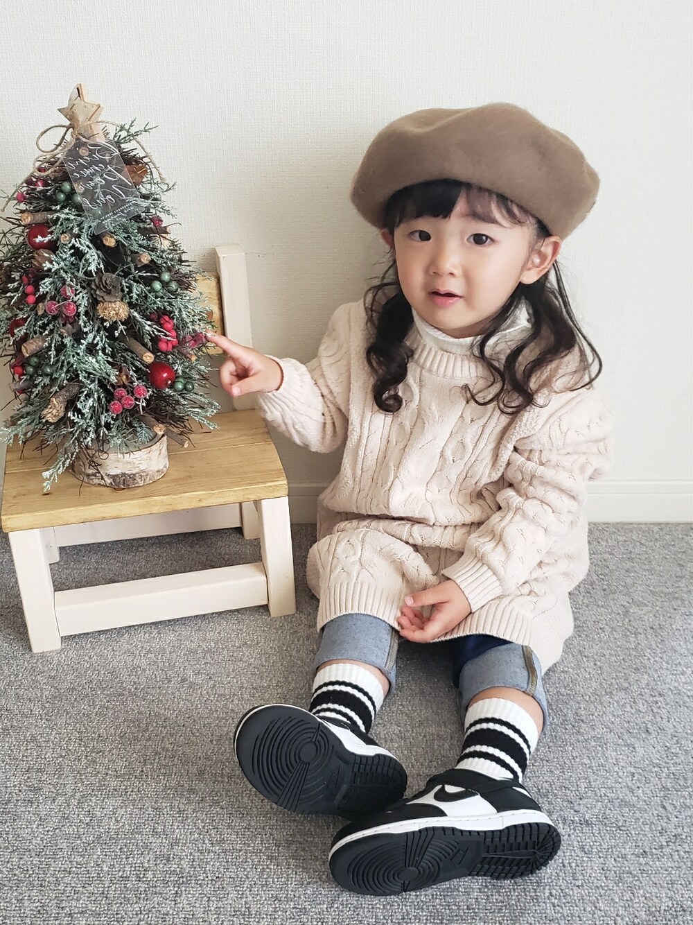 「秋コーデ、秋冬コーデ、2歳、女の子、おんなのこ、キッズコーデ、キッズファッション、ベレー帽、プチプラ、デニム、休日スタイル、クリスマス、NIKE、おしゃれさんと繋がりたい」｜「apres les coursのフェルトベレー帽（ハンチング/ベレー帽、ブラウン系）」を使った、𝑀𝐴𝑁𝑂𝐴さん（キッズ・90cm）の秋コーディネートの1枚目の写真