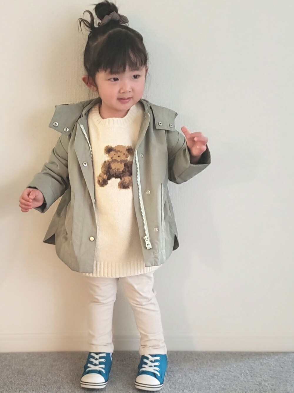 「秋冬コーデ、冬コーデ、女の子、モッズコート、キッズコーデ、カジュアル、シンプル、休日コーデ、着回しコーデ、converse、コーデュロイ、ホワイトコーデ、ワントーンコーデ、私の推しブランド、おしゃれさんと繋がりたい」｜「ZARAのアイテム（モッズコート、グリーン系）」を使った、𝑀𝐴𝑁𝑂𝐴さん（キッズ・90cm）の冬コーディネートの1枚目の写真
