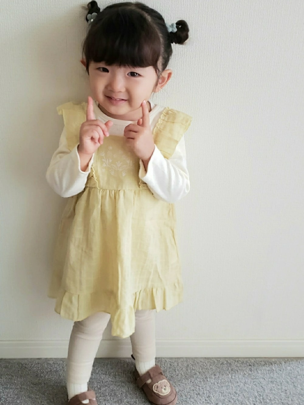 「はじめましてコーデ、今日のコーデ、おでかけ、2歳、女の子、おんなのこ、おだんごヘアー、ワンピース、ゆるコーデ、カジュアルコーデ、スカート、プチプラ、秋ルック紹介するよ」｜「Birthdayのアイテム（チュニック、イエロー系）」を使った、𝑀𝐴𝑁𝑂𝐴さん（キッズ・90cm）の秋コーディネートの1枚目の写真