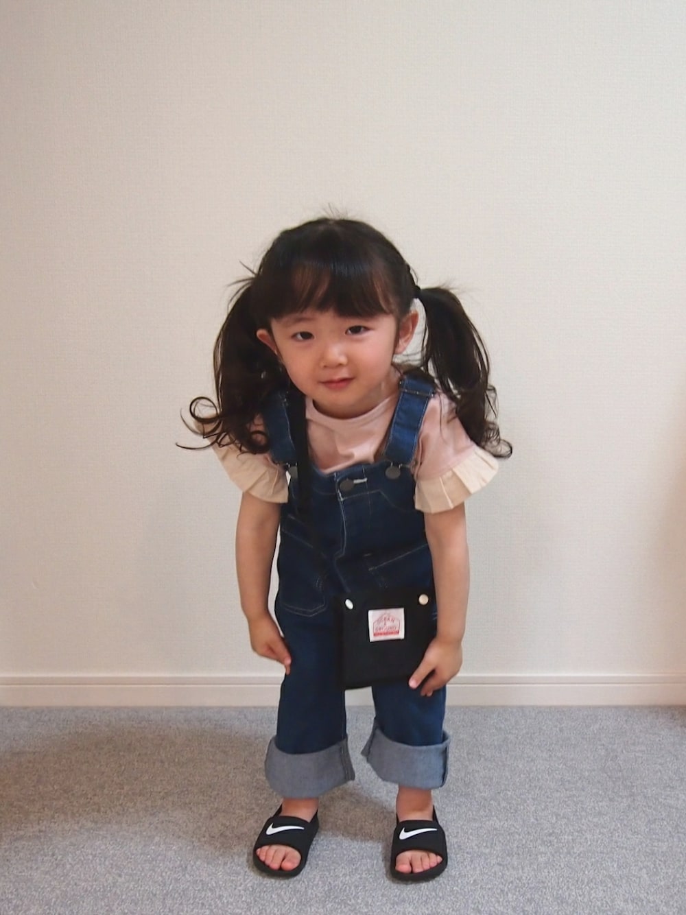 「春コーデ、2歳、女の子、サロペット、ボリューム袖、カジュアル、サンダル、NIKE、Tシャツ」｜「pairmanonの選べるフリルデザイン ガールズ半袖Tシャツ（Tシャツ/カットソー、ピンク系）」を使った、𝑀𝐴𝑁𝑂𝐴さん（キッズ・90cm）の春コーディネートの1枚目の写真