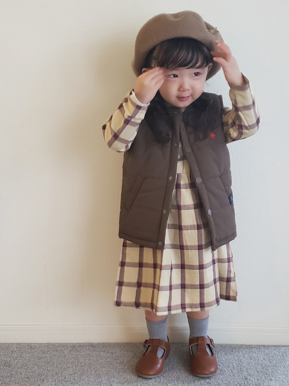 「2歳、秋冬コーデ、冬コーデ、女の子、キッズコーデ、シンプル、ベレー帽、ワンピース、チェック、ベスト、レイヤードスタイル、私の推しブランド、おしゃれさんと繋がりたい」｜「apres les coursのフェルトベレー帽（ハンチング/ベレー帽、ブラウン系）」を使った、𝑀𝐴𝑁𝑂𝐴さん（キッズ・90cm）の冬コーディネートの1枚目の写真