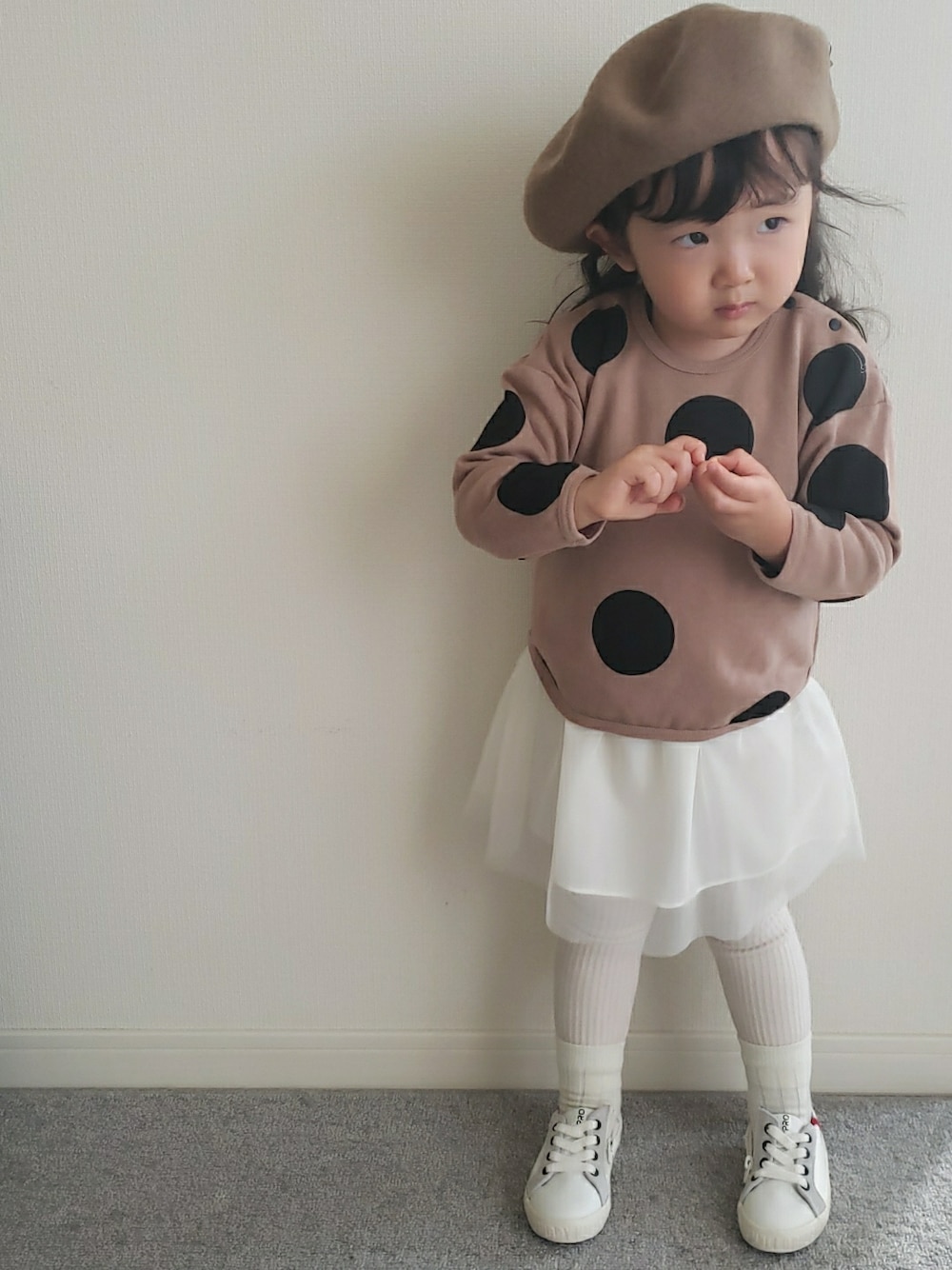 「秋冬コーデ、2歳、おんなのこ、女の子、帽子、ベレー帽、シンプル、プチプラ、カジャアルコーデ、キッズコーデ、おしゃれさんと繋がりたい」｜「apres les coursのフェルトベレー帽（ハンチング/ベレー帽、ブラウン系）」を使った、𝑀𝐴𝑁𝑂𝐴さん（キッズ・90cm）の秋コーディネートの1枚目の写真