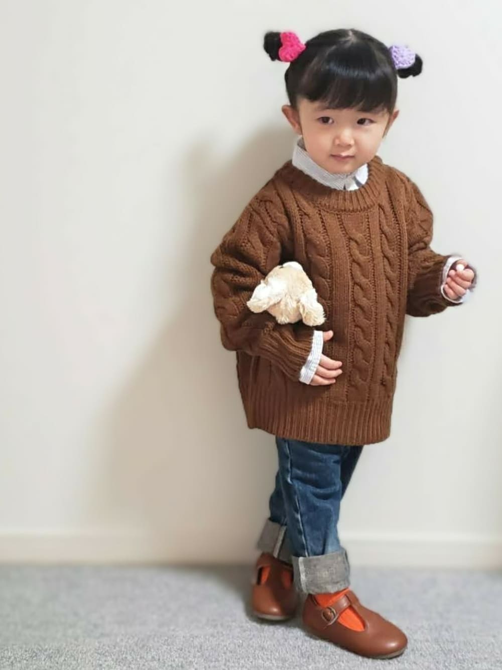 「春コーデ、2歳、女の子、チョコ色に染まれ、キッズコーデ、カジュアルコーデ、シンプル、ほめられ本命コーデ、レイヤードスタイル、シャツスタイル、ビビットカラー、おしゃれさんと繋がりたい」｜「petit mainのアイテム（ニット/セーター、ブラウン系）」を使った、𝑀𝐴𝑁𝑂𝐴さん（キッズ・90cm）の冬コーディネートの1枚目の写真