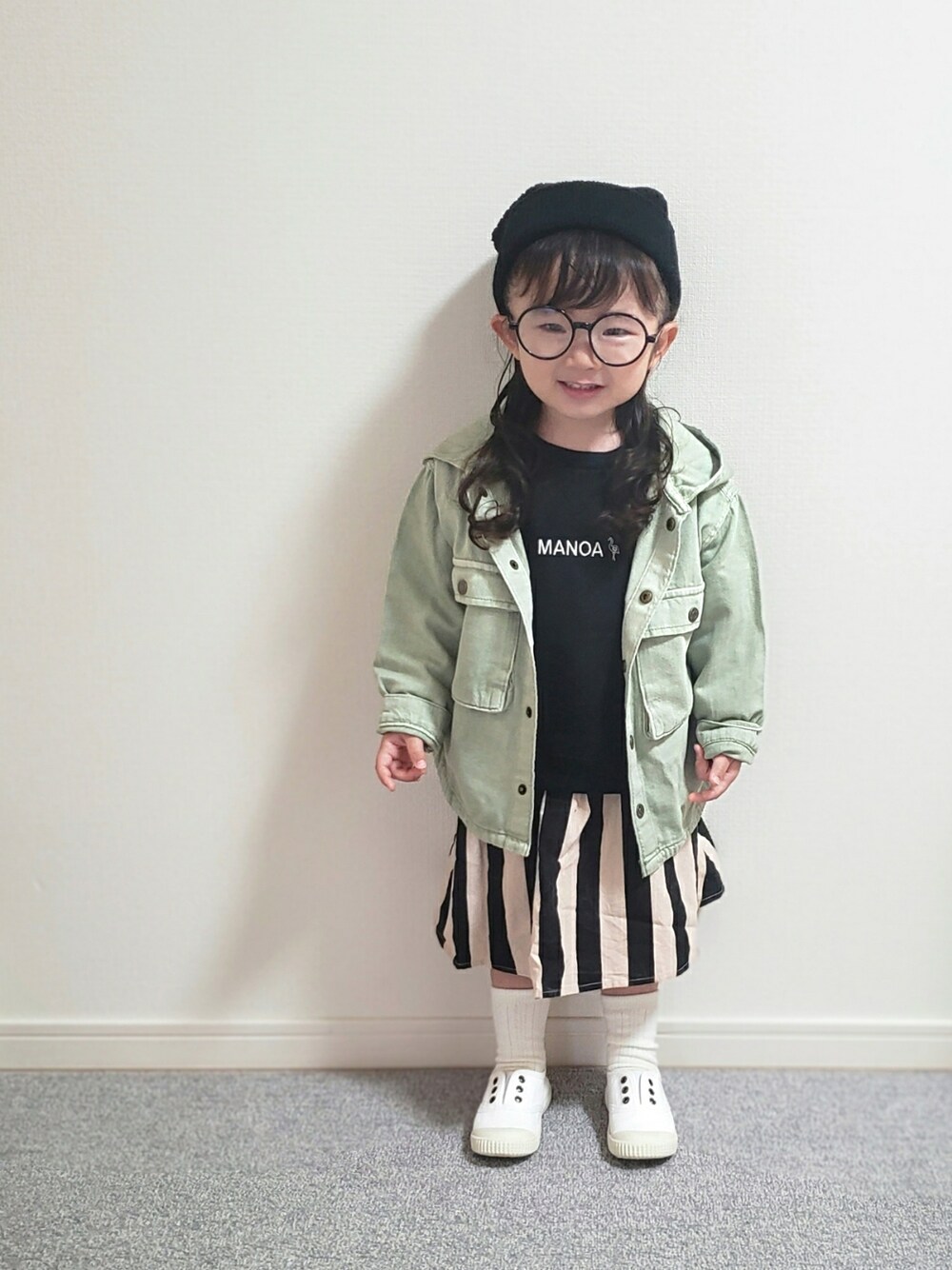 「春コーデ、2歳、女の子、ジャケット、キッズコーデ、スウェット、スカート、めがね、追いコーデ、春服デビュー宣言」｜「DAISOのアイテム（ニットキャップ/ビーニー、ブラック系）」を使った、𝑀𝐴𝑁𝑂𝐴さん（キッズ・90cm）の春コーディネートの1枚目の写真