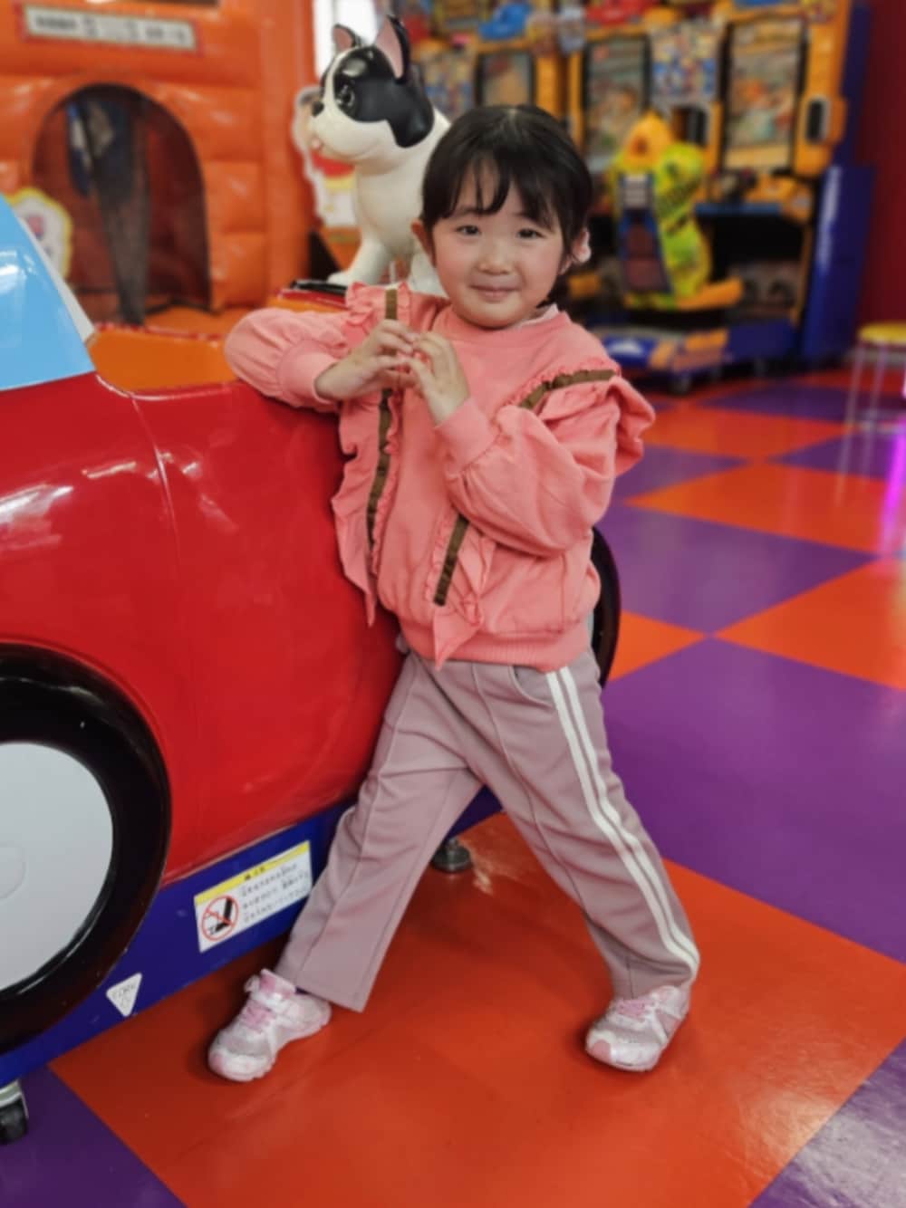 「キッズファッション、女の子、カジュアル、スポーツミックス、春コーデ」｜「BIG FIELDのウラケフリルトレーナー（80～150cm）（スウェット、ピンク系）」を使った、𝑀𝐴𝑁𝑂𝐴さん（キッズ・110cm）の春コーディネートの1枚目の写真