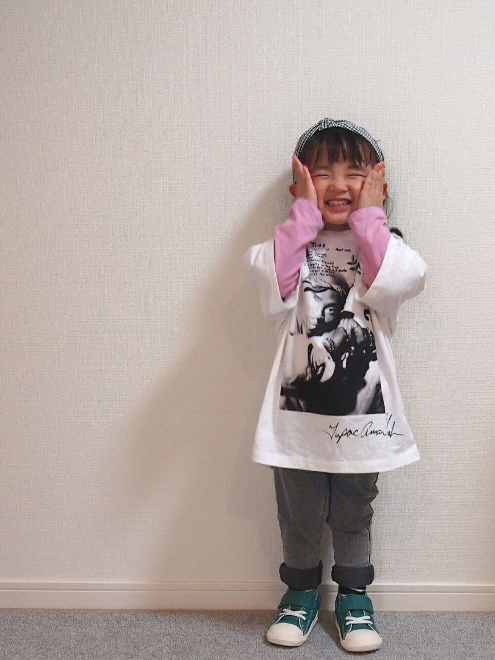 「春服、2歳、女の子、プチプラ、ストリート、キッズコーデ、カチューシャ、コンバース」｜「Lycee mineの絞りリボンカチューシャ（カチューシャ、ブラック系）」を使った、𝑀𝐴𝑁𝑂𝐴さん（キッズ・90cm）の春コーディネートの1枚目の写真