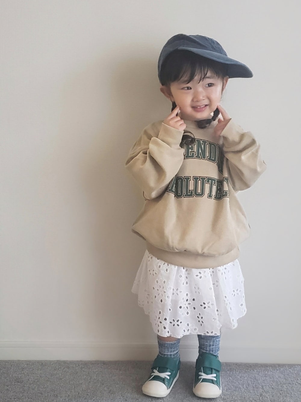「2歳、女の子、キッズコーデ、キッズファッション、カジュアルコーデ、シンプルコーデ、キャップ、休日コーデ、カラーソックス、スニーカーコーデ、コンバース、春コーデ、私の推しブランド、おしゃれさんと繋がりたい」｜「ZARAのアイテム（キャップ、ブルー系）」を使った、𝑀𝐴𝑁𝑂𝐴さん（キッズ・90cm）の冬コーディネートの1枚目の写真