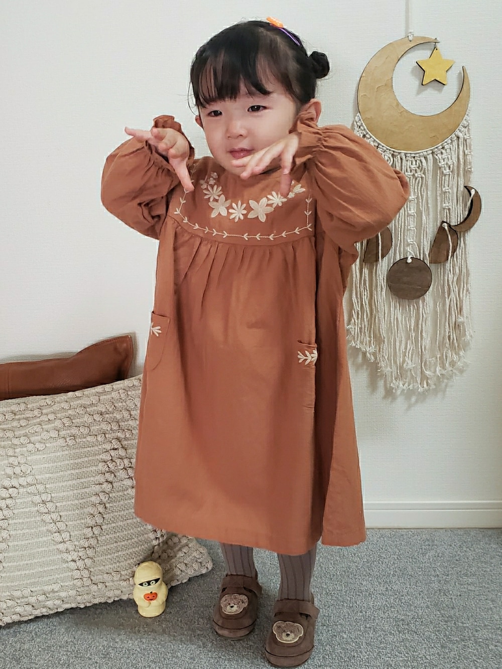 「今日のコーデ、秋冬コーデ、2歳、おだんごヘアー、キッズファッション、キッズコーデ、着回しコーデ、カジュアル、ブラウン、ワンピース、ハロウィン、WEARハロウィン2022」｜「Birthdayのアイテム（スニーカー、ベージュ系）」を使った、𝑀𝐴𝑁𝑂𝐴さん（キッズ・90cm）の秋コーディネートの1枚目の写真