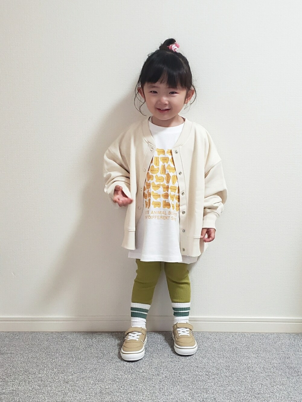 「春コーデ、2歳、女の子、GU、キッズコーデ、ラインソックス、プチプラコーデ、カジュアルコーデ、シンプルコーデ、たべっ子どうぶつ」｜「GUのアイテム（ノーカラージャケット、ホワイト系）」を使った、𝑀𝐴𝑁𝑂𝐴さん（キッズ・90cm）の春コーディネートの1枚目の写真