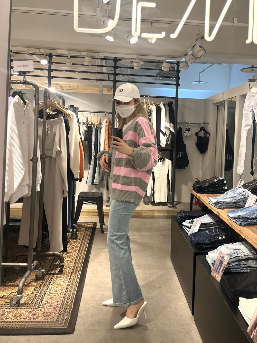 ブルー系のサロペット/オーバーオール、ピンク系のカーディガン/ボレロ、ホワイト系のTシャツ/カットソーを着用したレディースの春コーディネートの1枚目の写真