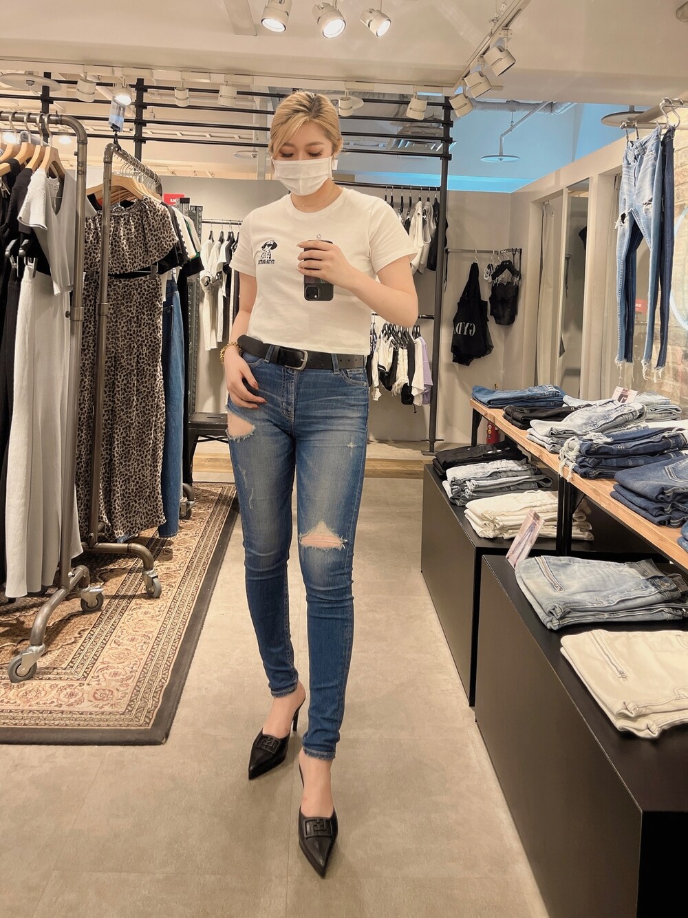 ホワイト系のTシャツ/カットソー、ブルー系のデニムパンツ、ブラック系のパンプスを着用したレディースの夏コーディネートの1枚目の写真