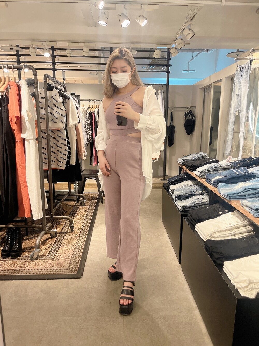 ホワイト系のシャツ/ブラウス、ピンク系のつなぎ/オールインワン、ブラック系のサンダルを着用したレディースの春コーディネートの1枚目の写真