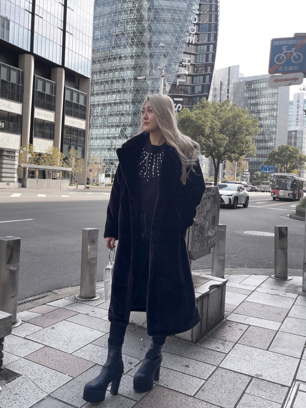 「GYDA、gydastaff、冬コーデ、ファーコート、ブラック、ブラックコーデ、ビジュー、ニット」｜「GYDAのBIJOU ショートニットトップス（ニット/セーター、ブラック系）」を使った、hisuiさん（レディース・162cm）の冬コーディネートの1枚目の写真