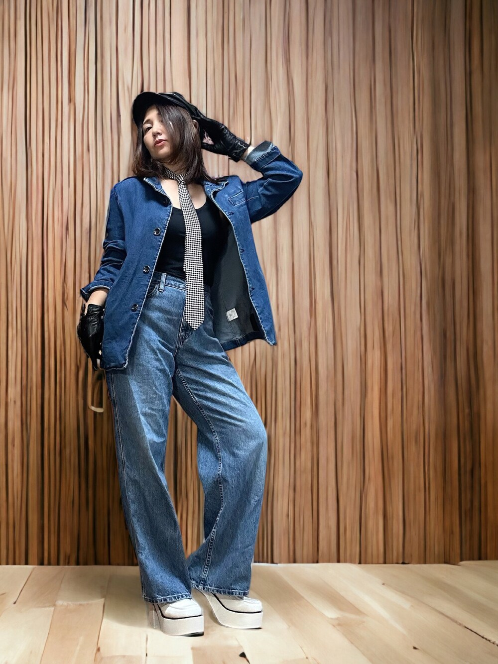ホワイト系のドレスシューズ、ブルー系のデニムパンツ、ブルー系のデニムジャケットを着用したレディースの秋コーディネートの1枚目の写真
