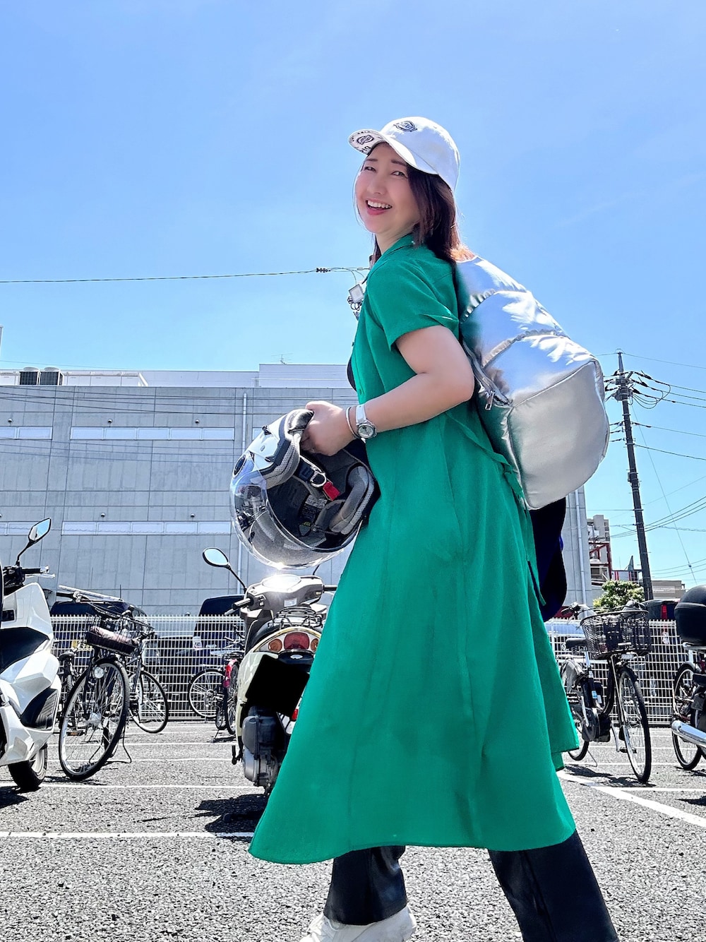 「古着MIX、スポーツミックス、シンプルコーデ、春夏コーデ、オトナカジュアル、休日スタイル、パンツスタイル、着回しコーデ、笑顔ふぇす」｜「Dickiesのアイテム（キャップ、ホワイト系）」を使った、toshikoshiさん（レディース・160cm）の春コーディネートの1枚目の写真