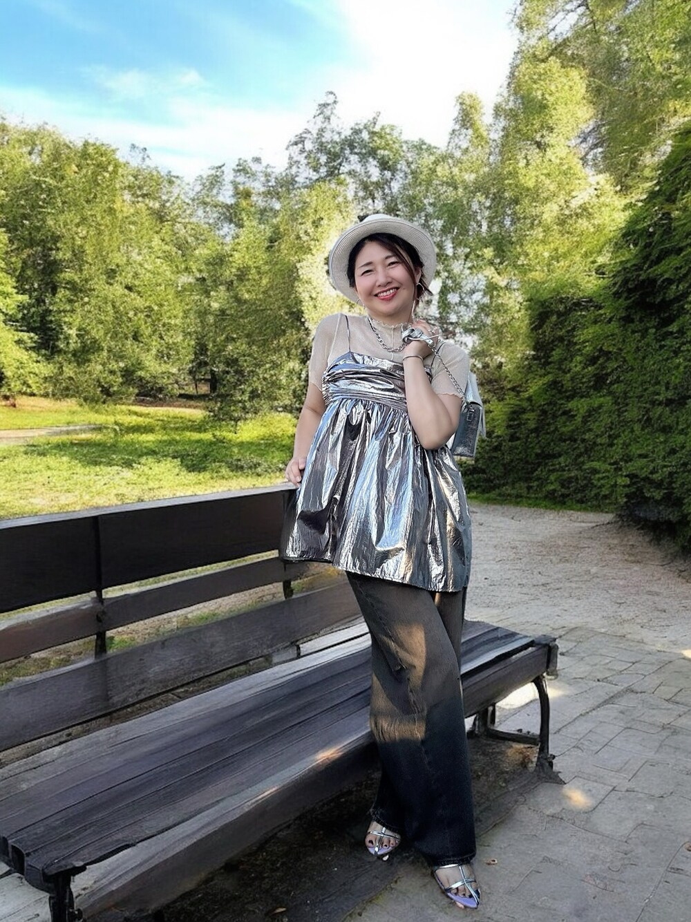 シルバー系のキャミソール、その他のデニムパンツ、シルバー系のショルダーバッグを着用したレディースの秋コーディネートの1枚目の写真