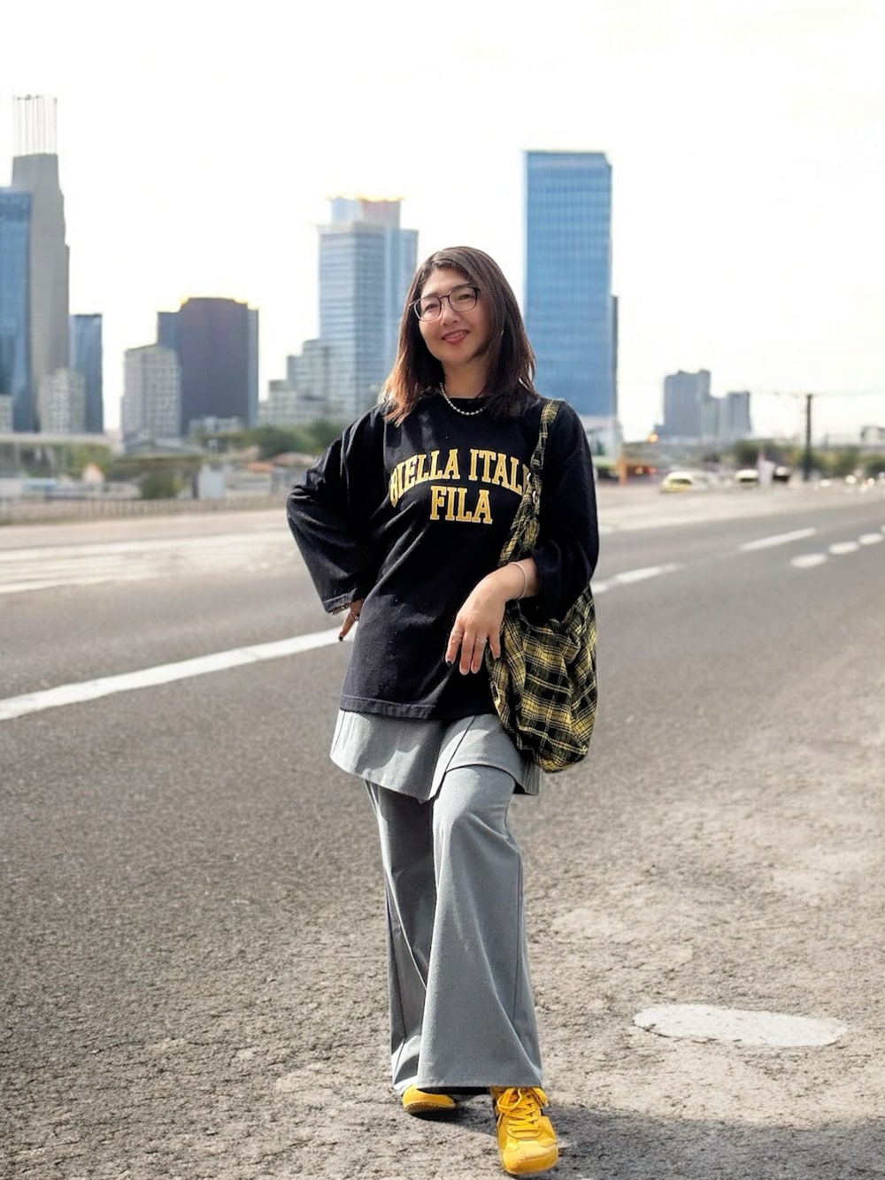シルバー系のサンダル、イエロー系のスニーカー、ブラック系のTシャツ/カットソーを着用したレディースの夏コーディネートの1枚目の写真