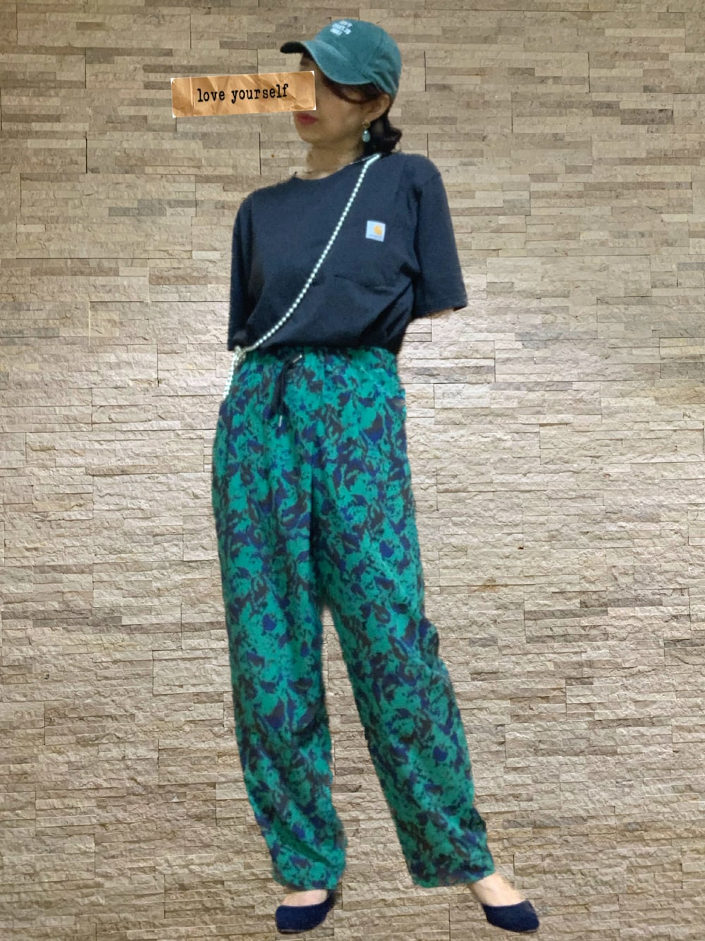 「秋服コーデ、シンプルコーデ、パールネックレス、ジョンブル、カーハート、ジョンブル　プライベート　ラボ(Johnbull Private labo)、carhartt、グリーン、パンツスタイル、ティーシャツ」｜「Carharttの【Carhartt カーハート】ワンポイントロゴ ポケ付きTシャツ（Tシャツ/カットソー、グレー系）」を使った、toshikoshiさん（レディース・160cm）の秋コーディネートの1枚目の写真