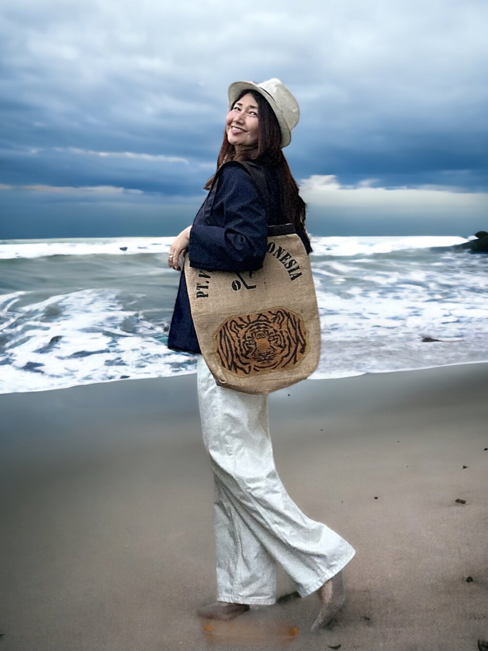 ブルー系のテーラードジャケット、ベージュ系のトートバッグ、ホワイト系のデニムパンツを着用したレディースの秋コーディネートの1枚目の写真