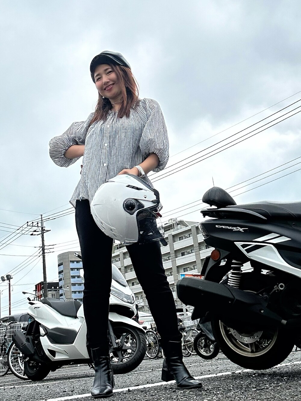 ブラック系のシャツ/ブラウス、ブラック系のブーツ、ブラック系のハンチング/ベレー帽を着用したレディースの秋コーディネートの1枚目の写真