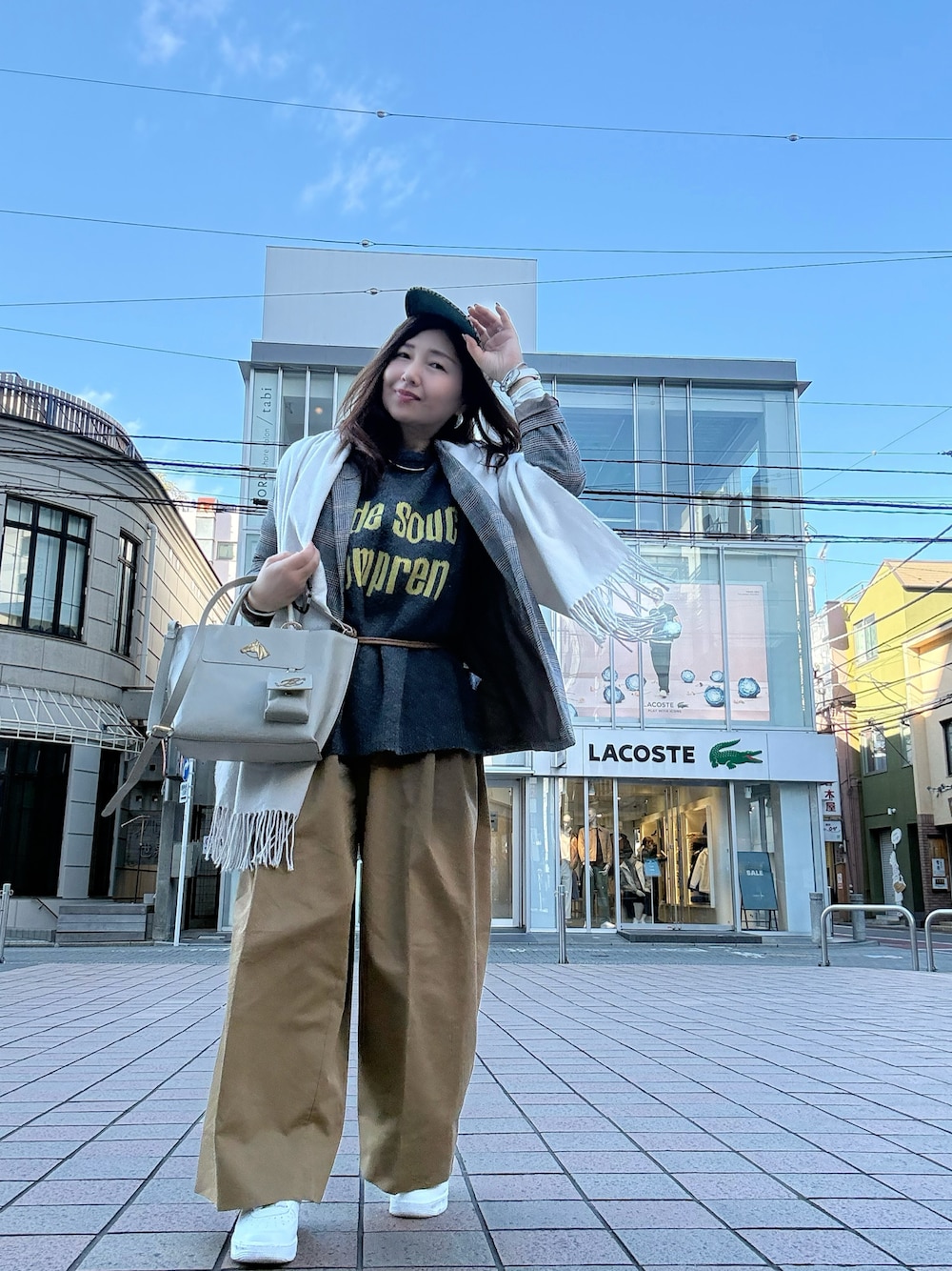 ホワイト系のトートバッグ、ホワイト系のスニーカー、グレー系のニット/セーターを着用したレディースの冬コーディネートの1枚目の写真