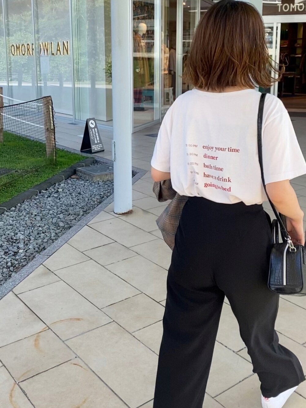 「スニーカー、シンプル、ショルダーバッグ、Tシャツ、スラックス、パンツスタイル、大人女子、シンプルコーデ、ゆったりコーデ、カジュアルコーデ」｜「yuli mentalのアイテム（スラックス、ブラック系）」を使った、azusaさん（レディース・158cm）の秋コーディネートの1枚目の写真