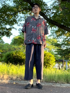 「ストライプパンツ」｜「アイテム（スリッポン）」を使った、コユッキーさん（メンズ・170cm）の春コーディネート